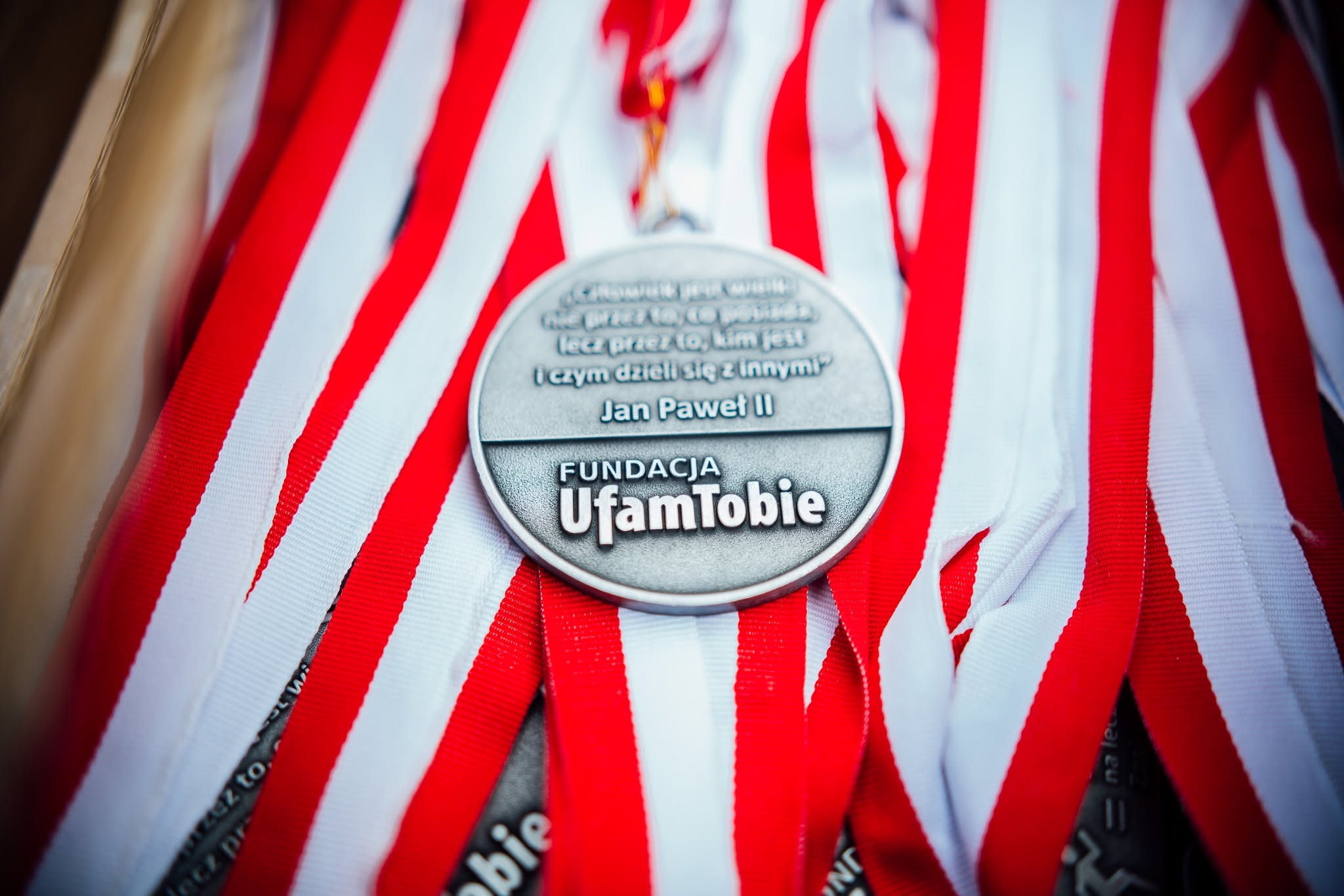 Pamiątkowy medal Biegu Miłosierdzia z cytatem Jana Pawła II